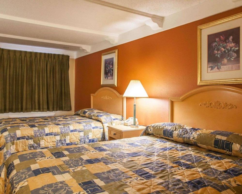 Queen Room with Two Queen Beds - Smoking interior